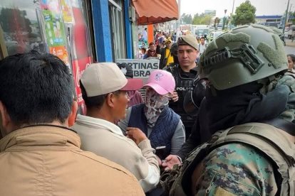 Los militares intervinieron en el decomiso de las mascotas, que en la mayoría de las ocasiones no tienen las respectivas vacunas ni cuidados.