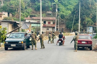 Fuerte contingente de militares salió a las calles de El Empalme tras la matanza.