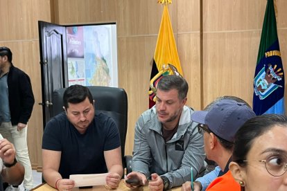 Autoridades de Santa Elena se reunieron en el edificio de la Prefectura.