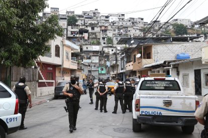 La zona fue acordonada por agentes policiales, quienes recabaron indicios en el sitio.