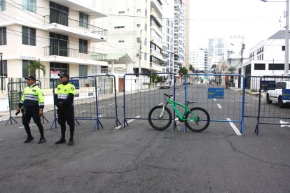 Malecones fueron vallados para evitar acceso en Salinas.