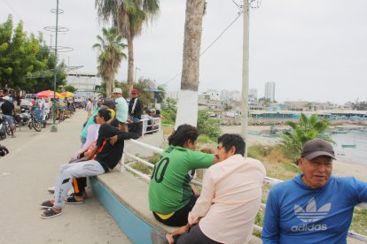 Las personas estaban expectantes ante la alerta de tsunami.