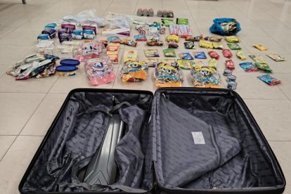 La maleta del aprehendido estaba llena de productos contaminados con cocaína.