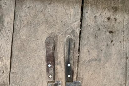 Estos cuchillos habrían sido utilizados durante el hecho violento.