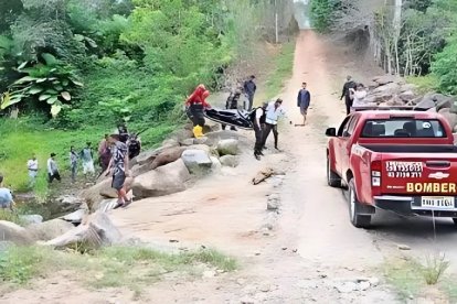 Bomberos de la localidad ayudaron a sacar el cadáver del río.
