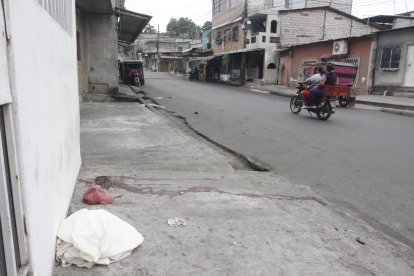 En esta zona fueron baleados dos personas, aún se ve el charco de sangre.