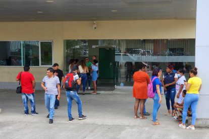 Varias personas se atienden en el hospital a diario en Esmeraldas.