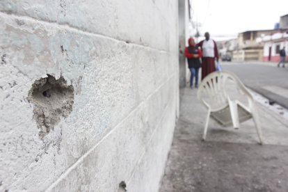 Los orificios quedaron en las paredes tras los impactos de las balas.