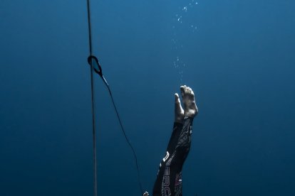 Así se sumergió Ericka Carrera para resistir las condiciones del mar y alcanzar su récord nacional.