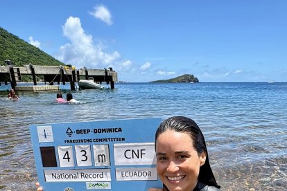 La apneísta junto al cartel que certifica el récord del 31 de julio de 2025.