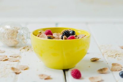 Frutas, yogur y avena: una combinación sencilla y efectiva para antes de entrenar.