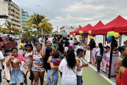 En el malecón hacen ferias para entretener a los turistas.