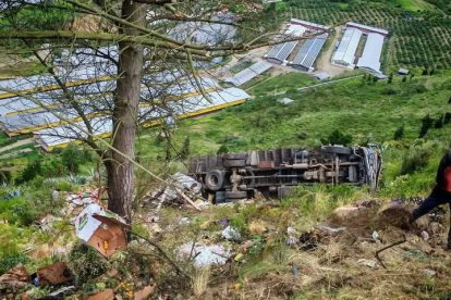 El automóvil  y el camión quedaron completamente destruido tras el choque y la caída. Las víctimas del auto murieron en el sitio.