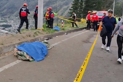 Los equipos de emergencia descendieron al barranco para recuperar los cuerpos atrapados en el vehículo siniestrado.