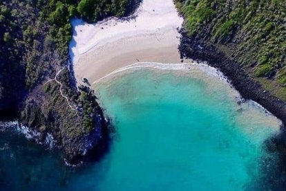 Playa Puerto Chino, un paraíso natural en San Cristóbal, Galápagos, donde la fauna y el mar se encuentran.