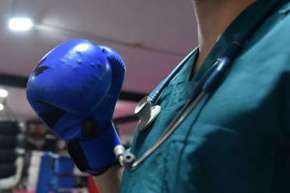 Pasiones. Un guante de box y el estetoscopio resumen los amores de Cristóbal.