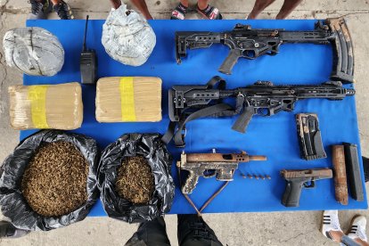 Armamento encontrado en un allanamiento realizado en Puerto Bolívar.