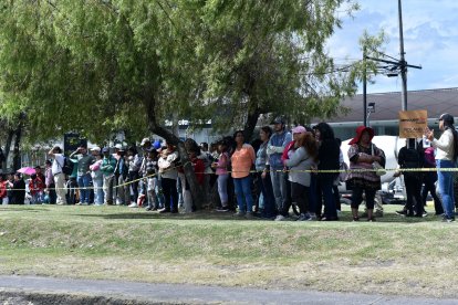 Decenas de personas se agolparon en la avenida Morán Valverde tras el tiroteo.