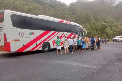 Varios lugareños y quienes transitaban por la vía se acercaron a la escena para brindar asistencia a los accidentados