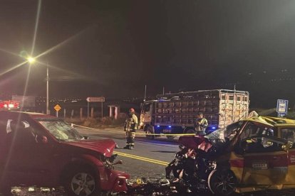 El taxi quedó destrozado tras el impacto frontal en Cunchibamba.