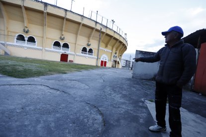 Jorge Simbaña es uno de los cuidadores del predio. Hace 35 años que realiza mantenimiento en este lugar y no sabe a dónde iría si derrumban a la plaza.