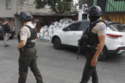La Policía Nacional recogió indicios balísticos en el lugar del ataque en Guayaquil, donde la víctima fue trasladada en estado crítico a un hospital.