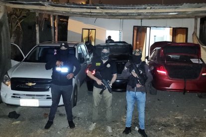 La Policía allanó una vivienda donde se hallaron tres vehículos reportados como robados