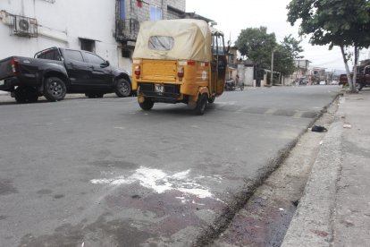 En el sitio donde cayó desplomado Helkin Angulo, se observa una mancha de sangre.