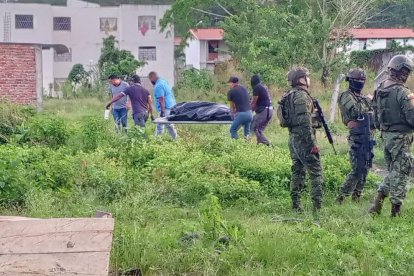 La Policía y Fuerzas Armadas acudieron al sitio para recoger indicios y realizar el levantamiento del cadáver.