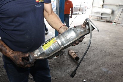 Algunos vehículos llevan montado un sensor de oxigeno en un extremo del catalizador.