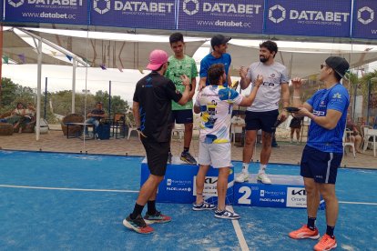 Durante la premiación, los jugadores se felicitaron entre sí.