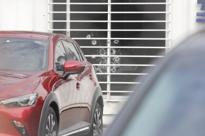 Escena del atentado armado registrado la tarde del lunes en un patio de compraventa de vehículos en el norte de Guayaquil.