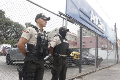 Agentes de la Policía acordonan el patio de compraventa de vehículos en Kennedy Norte, donde se registró un ataque armado que dejó tres heridos.