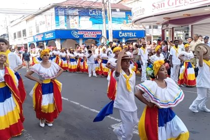 El folklor y la marimba estuvieron presentes en el desfile cívico en conmemoración de la independencia de Esmeraldas.
