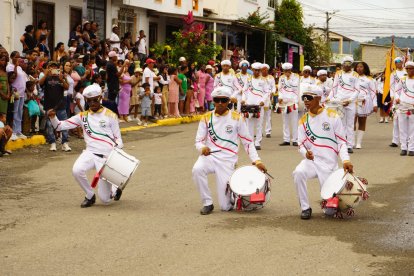 El cantón Rioverde también conmemoró sus 205 años de independencia con un desfile cívico.