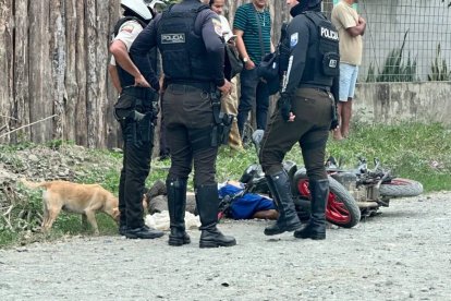 La víctima quedó tendida en la calzada junto a la motocicleta en la que viajaban.