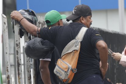 Familiares de Joffre Rojas llegaron hasta la morgue para retirar su cuerpo.