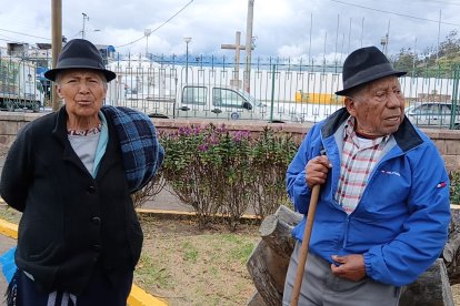 Sobre un tronco en el parque central, Néstor Chango  revive sus recuerdos de juventud marcados por la tragedia. Su esposa Matilde de Chango es otra sobreviviente.
