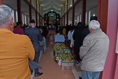 Una misa campal se celebró en Pelileo Grande, lugar donde el silencio aún guarda los nombres de los desaparecidos.