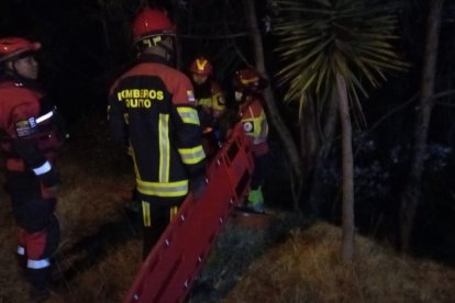 Los socorristas descendieron como 30 metros.