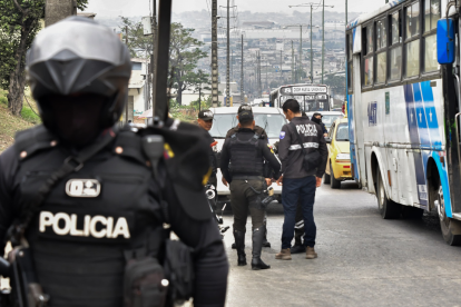 Asesinato de motociclista en Guayaquil genera investigaciones policiales; hallan indicios balísticos en la avenida Casuarina.