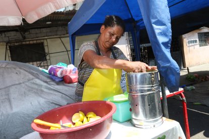 Ella y su familia subsisten gracias a la venta de jugo de naranja y plátano verde.