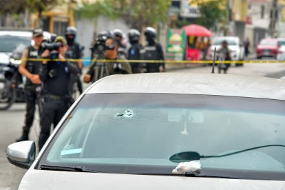 El hombre atacado conducía un vehículo Volkswagen de color plomo. La Policía realizó pericias en la escena del crimen.