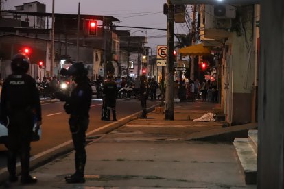 Los cuerpos de las víctimas fueron cubiertos con sábanas para evitar las miradas de los curiosos.