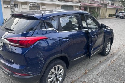 El automóvil abandonado por los sicarios tenía placas de otro vehículo, estaba reportado como robado y tenía apreciables muestras de haber sido forzadas su puerta.