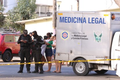 Allegados lloraban luego de confirmar la muerte del ciudadano.