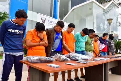 En poder de los sospechosos se hallaron armas de fuego, dinero, celulares y prendas de vestir con las que aparecen en los videos de los asaltos.