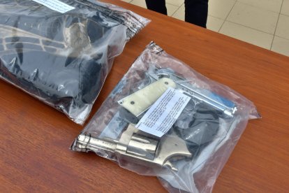 Las armas halladas a los sospechosos.