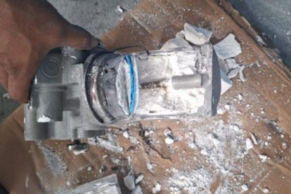 En una empresa de encomiendas se halló y repuesto automotriz taqueado con droga.