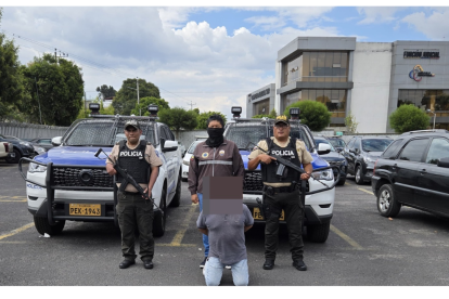 En la fotografía se observa al presunto abusador, en custodia de la Policía Nacional